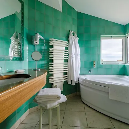 Du Poids Public Logis מלון